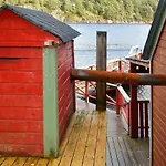 10 Person In Hosteland-by Traum