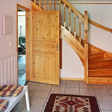 10 Person In Hosteland-by Traum *