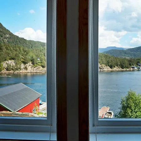 10 Person In Hosteland-by Traum