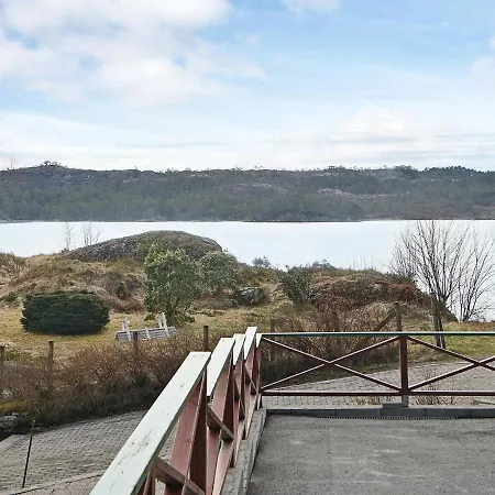 10 Person In Hosteland-by Traum *