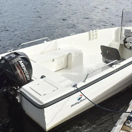 10 Person In Hosteland-by Traum *