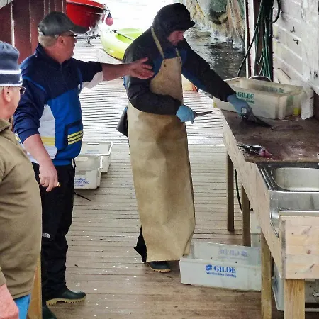 10 Person In Hosteland-by Traum *