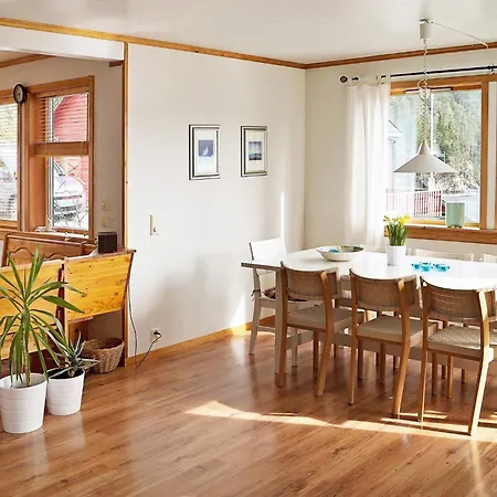 10 Person In Hosteland-by Traum * Hosteland