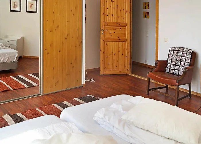 10 Person In Hosteland-by Traum * Hosteland