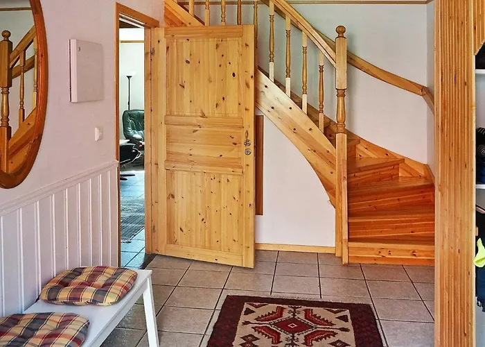 10 Person In Hosteland-by Traum *