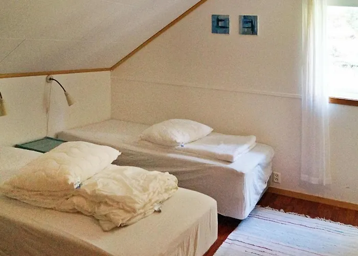 10 Person In Hosteland-by Traum Hosteland